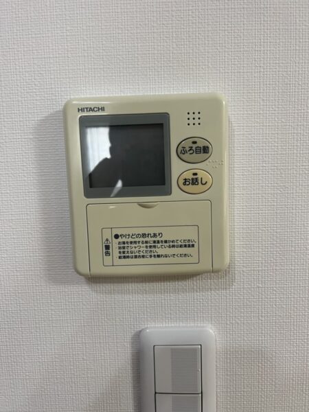 大阪府吹田市　電気温水器からエコキュート交換工事　￥352，000（税込）日立『BE-F56CWU』⇒日立『BHP-F37UU』