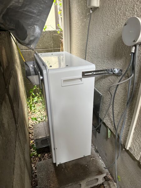 兵庫県加古川市　ガス給湯器交換工事　￥176，000　リンナイ『RFS-K2001SA』⇒リンナイ『RUF-A2003SAG（B）』