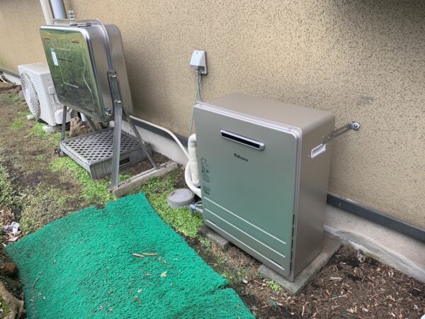 三重県三重郡菰野町のパロマ給湯器交換施工事例　石油給湯器『KIBF-4701DSA』から パロマ ガス給湯器『FH-E2422SARL』