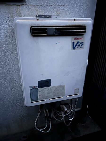 大阪府大阪市　リンナイ給湯器交換工事￥165，000（税込）リンナイ『型式不明』⇒リンナイ『RUF-A2405AW』