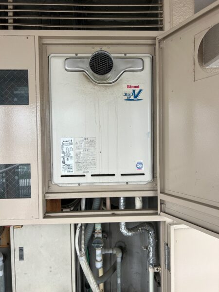 千葉県千葉市　ガス給湯器交換工事　￥160,480円　リンナイ『RUF-V1615SAT』⇒リンナイ『RUF-A2005SAT(B)』