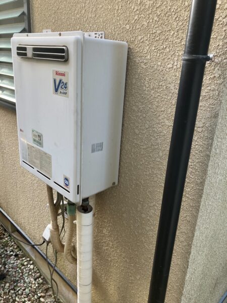 兵庫県川西市　ガスふろ給湯器交換工事￥176，000（税込）リンナイ『RUF-V2400SAW』⇒リンナイ『RUF-E2406AW』
