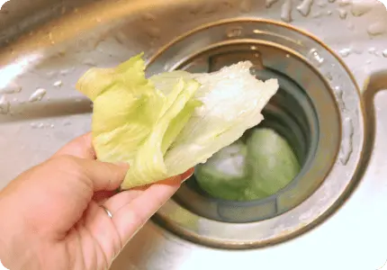 ディスポーザーで生ごみを処理する様子の写真