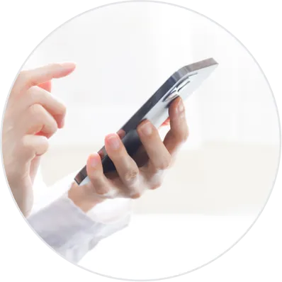 スマートフォンを操作する手元