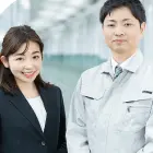 ミズテックが選ばれる理由ページへのリンクを示すスタッフの写真