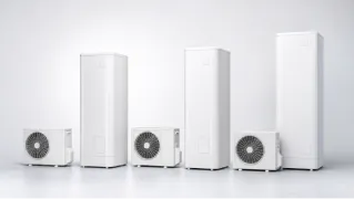 サイズ違いのエコキュートの貯湯タンクとヒートポンプユニットが並んでいる様子