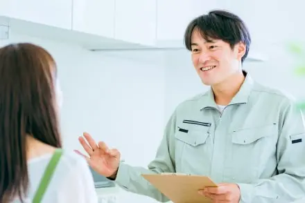 工事内容を説明する作業員と話すお客様