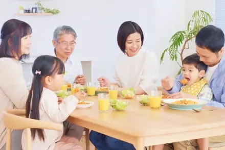 家族みんなで食卓を囲むシーン