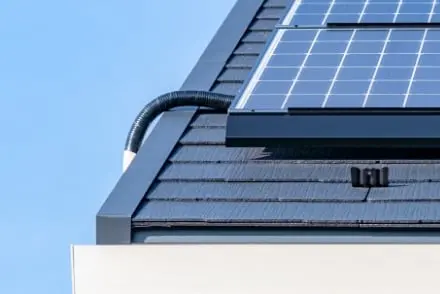 家の屋根に設置された太陽光パネル